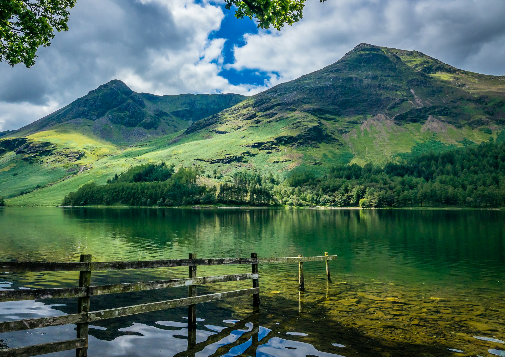 Lakes & Dales by Air: Scenic Routes, Safe Altitudes, and Diversions